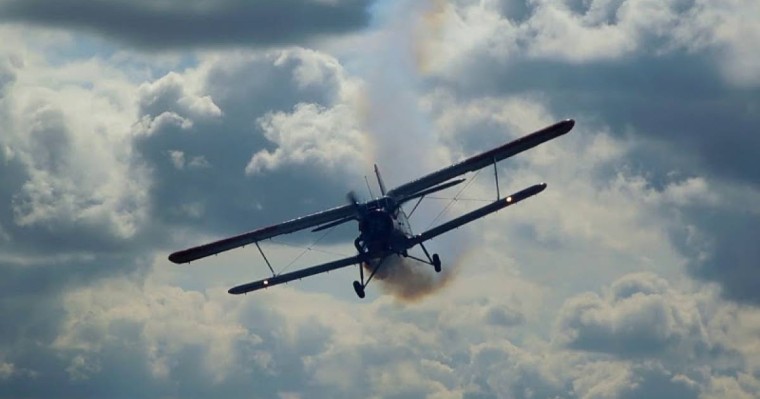 一架轻型农用飞机在阿克莫拉州坠毁