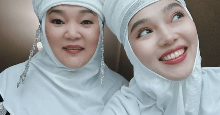 Ұлттық дәстүрді насихаттайтын Жанар Айжанованың қызы Айжұлдыз Адайбекова да кимешек киді