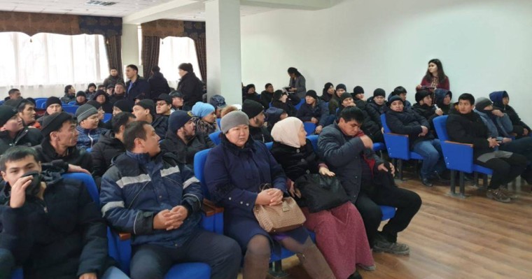 Жаңаөзеннің 200-ге жуық тұрғыны әкімдіктен мұнай кәсіпорындарына жұмысқа орналастыруды талап етті