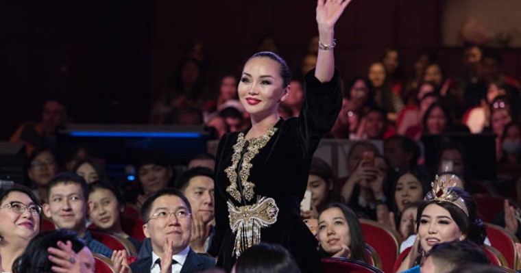 Баян Алагөзова Қарақат Әбілдинаға "Секс ауылда" сериалына түсуге ұсыныс жасады