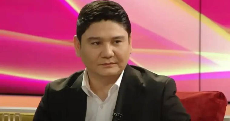 Ішімдіктің кесірі: Бейбіт Қорған ұшақта мас болып, жанжал шығарды