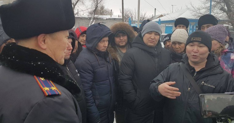 Көліктерін тіркеуге жеңілдік сұраған қызылордалықтар "Нұр Отанға" барды