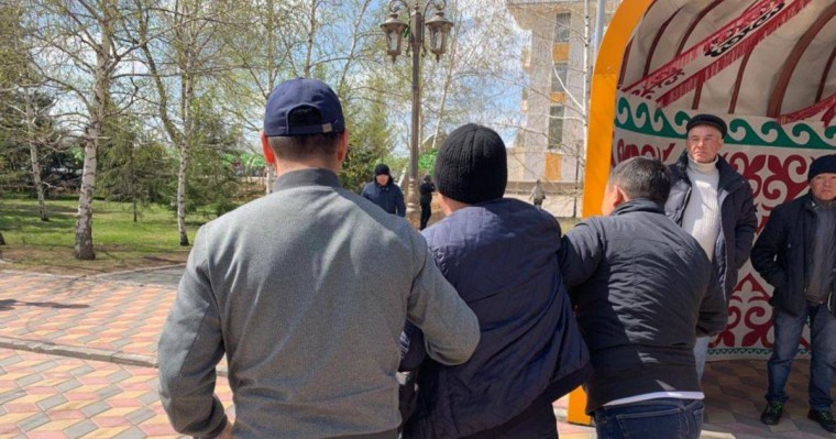 Белгісіз біреу Азаттық тілшісінің камерасын жұлып алып, күш қолданған