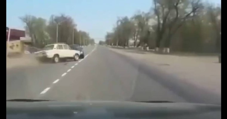 Алматы облысында жантүршігерлік жол апаты видеоға түсіп қалды