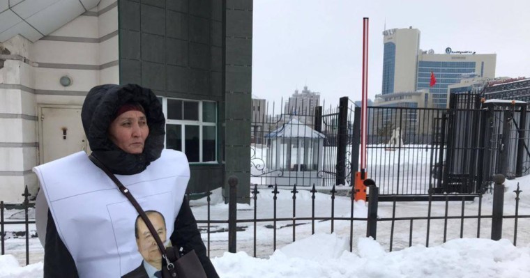 Күйеуін қайтаруды талап еткен Фарида Қабылбек Қытай елшілігіне барды