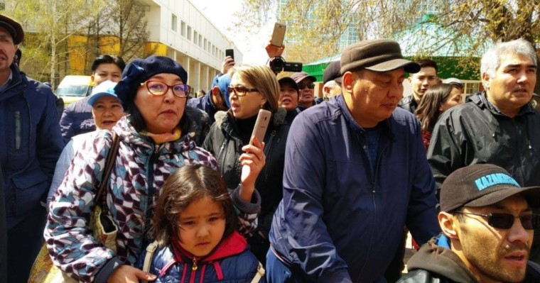 Нұр-Сұлтанда ондаған адам жиналып, сайлауға наразылық білдірді