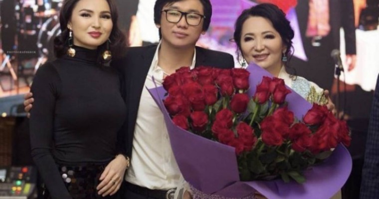 «Сен ешектің, иттің баласысың ба?»: Гүлзира Айдарбекова оқырманының аузына құм құйды