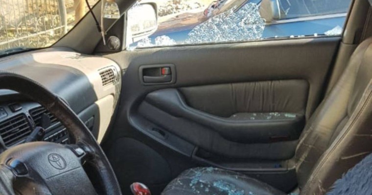 Нұр-Сұлтанда Азаттық тілшілерінің көлігінің терезесін шағып, алдын жапты