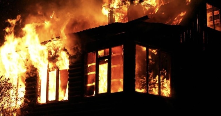 Әйелі және үш баласы бар: Қарызын қайтармаған ағасының үйін інісі өртеп жіберді