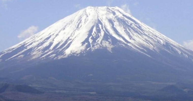 女登山客欲攻顶日本富士山不幸遭落石砸中丧命