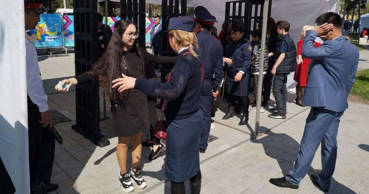 Тоқаев сөз сөйлеген алаңға полиция азаматтарды тексеріп кіргізді