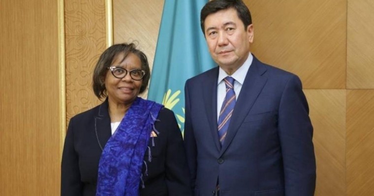 卡拉干达州州长会见南非大使