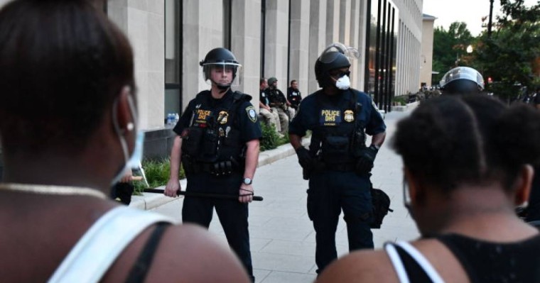 Трамптың наразылықты басу үшін қабылдаған шешімі несімен қауіпті