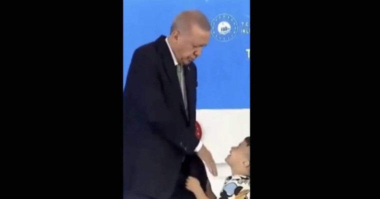 Қолын сүймегені үшін Ердоған 5 жасар баланың бетінен шапалақпен ұрды (ВИДЕО)