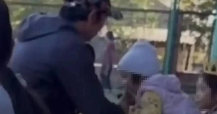 Жаркент тұрғыны кішкентай қызына темекі тартқызған - полиция оны тез арада тапты (ВИДЕО)