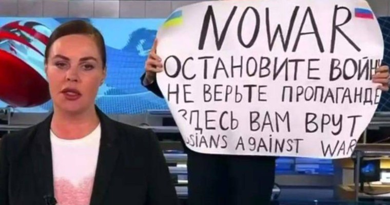 «Соғысты тоқтатыңдар»: Ресейлік телеарна тікелей эфиріне күтпеген жерден белгісіз қыз плакат ұстап шықты