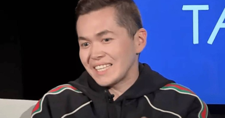 "Фамилиясы менікіндей емес": Қыран Талапбек бірінші некедегі ұлының тегіне қатысты сұраққа жауап берді