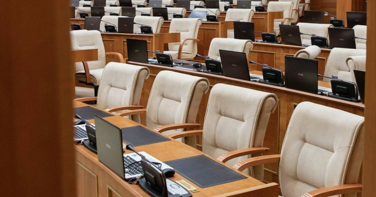 Депутаттар мандатын тапсырып жатыр: Тоқаев Мәжілісті тарата ма?