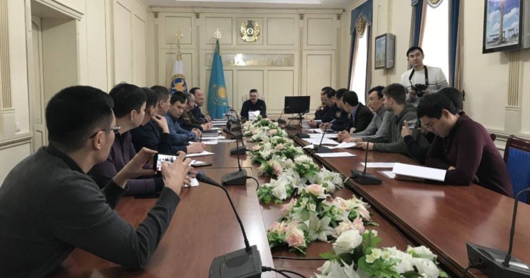 Шетелден алған көліктерін заңдастыруды талап еткен ақтөбеліктер әкімдікке барды