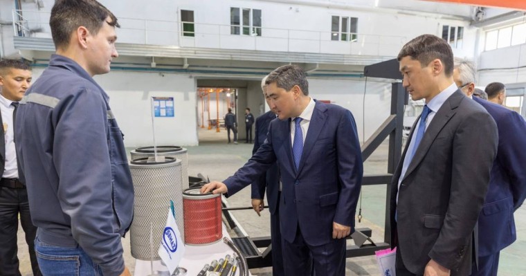 Олжас Бектенов Абай өңіріндегі өнеркәсіптің дамуымен танысты