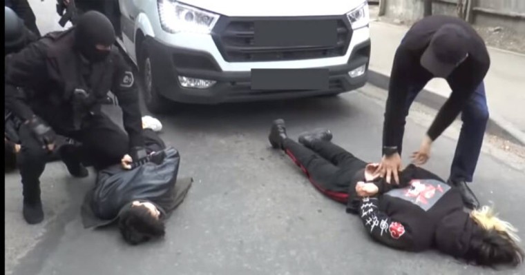 Алматыда танымал топтың әншілері қылмыс үстінде ұсталды (видео)