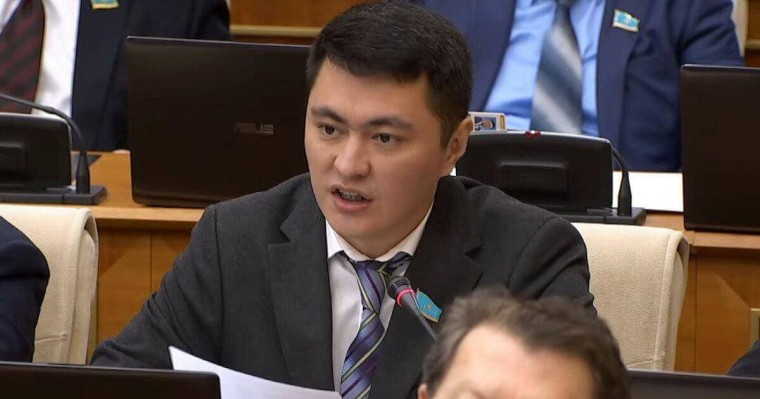 «Ұлы дала квартиранттары». Депутат халық баспана алу үшін банк алдында түнеуге мәжбүр екенін айтты