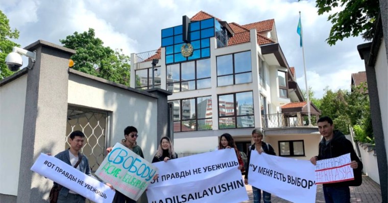 Будапешт пен Торонтодағы қазақ жастары Алматыда қамалған екі белсендіні қолдап шықты