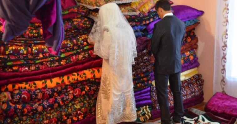 Жігіттің туысы қалыңдықтың пәктігін тексеріп, әкесінен ақы сұраған