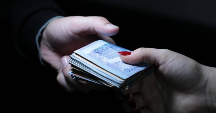 27 000 $: Алматыда полицей қылмыстық істі тоқтатқаны үшін пара алған