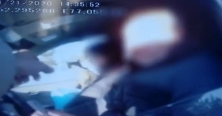 "Інім, кіммен сөйлесіп тұрғаныңды білмейсің бе?": Бизнесмен полицейді балағаттаған