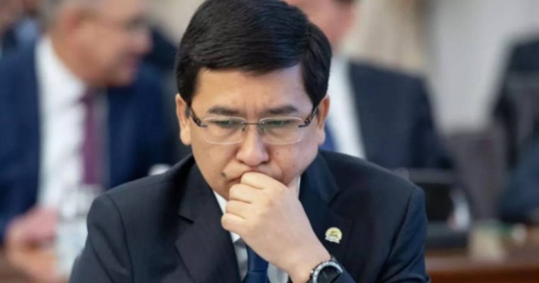 Асхат Аймағамбетов оқушының мұғалімді балағаттауына қатысты видеоға пікір білдірді