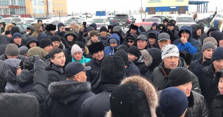 Ақтөбеде жүргізушілер шетелдік нөмірі бар көліктерді заңдастыруды талап етті