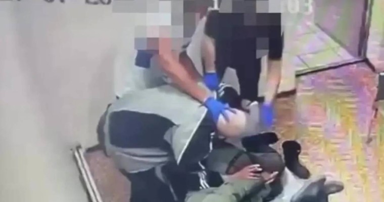 “Қабырғасы сынып, бүйрегі жарылған”  - Қарияны аяусыз ұрған санитарлар жұмыстан қуылды