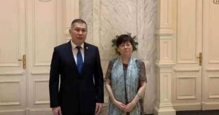 驻华大使努雷舍夫会见中国人民对外友好协会主席李小林