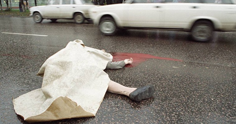 Дәрігерлер көшеге тастап кеткен мәйіттің қасында 3 сағат балалар ойнап жүрді – видео