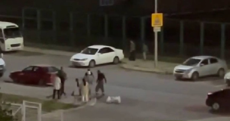 Астанада ер адамның аяусыз соққыға жығылған сәті видеоға түсіп қалды