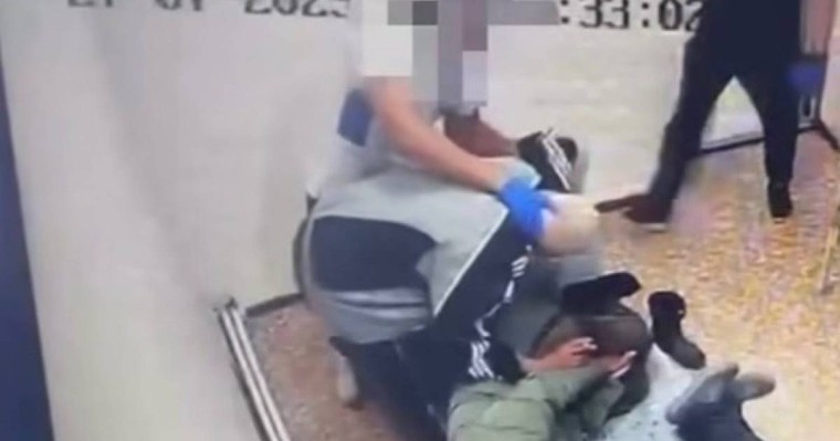 Қостанайда медицина қызметкері қарияны аяусыз соққыға жыққан (ВИДЕО)