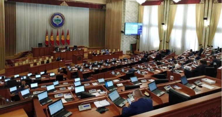 Парламент алғаш рет өзін-өзі таратты
