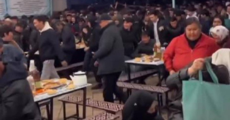 Ауызашар: қаумалаған көпшілік күлкіге қалды (ВИДЕО)