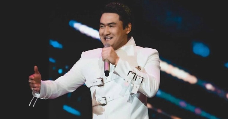 Ақсуатта өнер көрсеткен Төреғали Төреәліні 25 мың халық 10 сағат бойы күтті