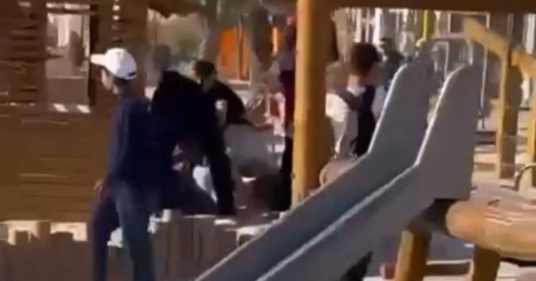 Жаңаөзенде әткеншекке таласқан екі әйел төбелес шығарды (видео)