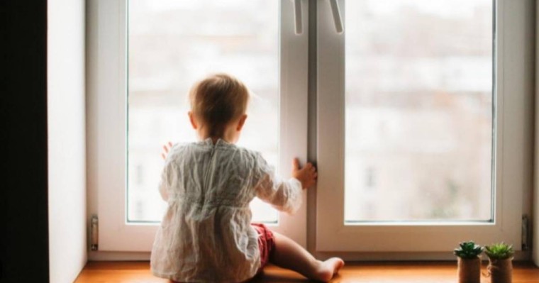 Ақтөбеде 2 жасар бала 5 қабаттан құлап кеткен