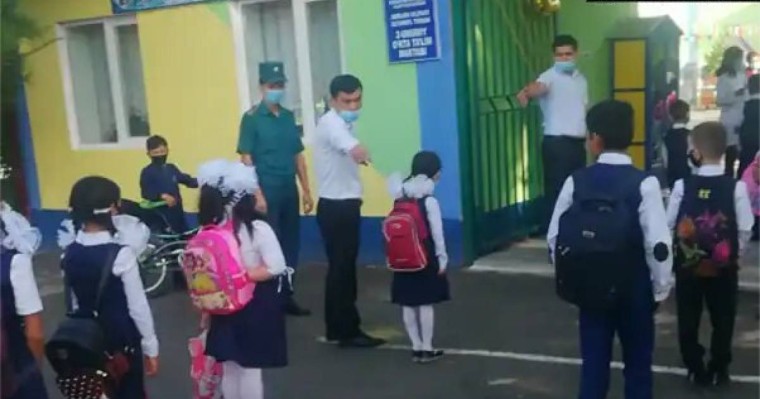 Ташкенттегі мектептердің бірінде ЛГБТ-мен күресу үшін оқушы нәскиінің ұзындығын өлшеген