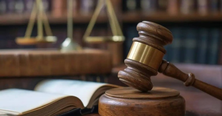 Сапасыз жол кесірінен апатқа ұшыраған оралдық жүргізуші әкімдіктен ақша өндіріп алды