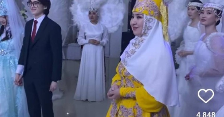 Айнұр Жүгінісова: «Келінімізге той үстінде бауырсақ пісіртіп, үлкендерге тараттық» (ВИДЕО)