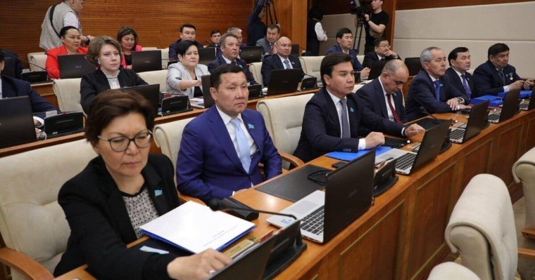 Қазақстанда заң қабылданып қойған соң ғана қазақ тіліне аударылады – Абзал Құспан