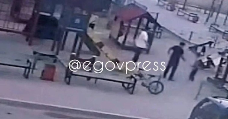 Атыраудағы жантүршігерлік оқиға: белгісіз жігіт кішкентай баланы ойын алаңында соққыға жыққан