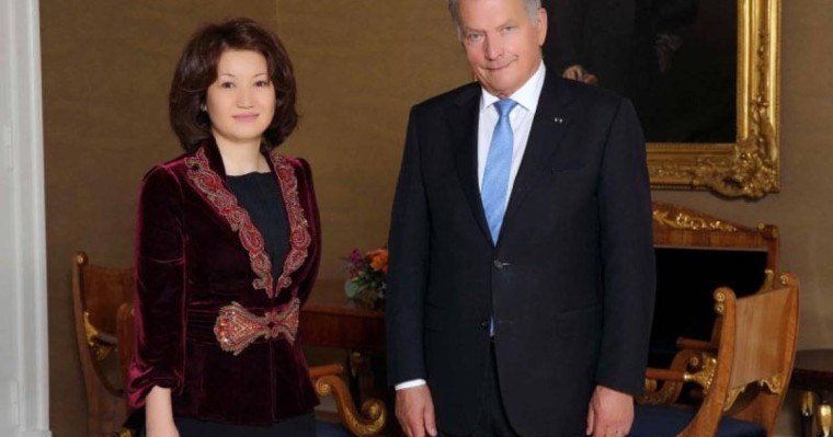 哈萨克斯坦大使向芬兰总统递交国书