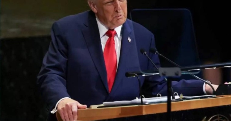 «Бұл – ұят»: Трамп Украинадағы соғысқа байланысты Ресей мұнайынан бас тартуға шақырды