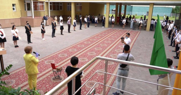 Нұр-Сұлтанда мектеп түлектеріне аттестат тапсырылды – видео